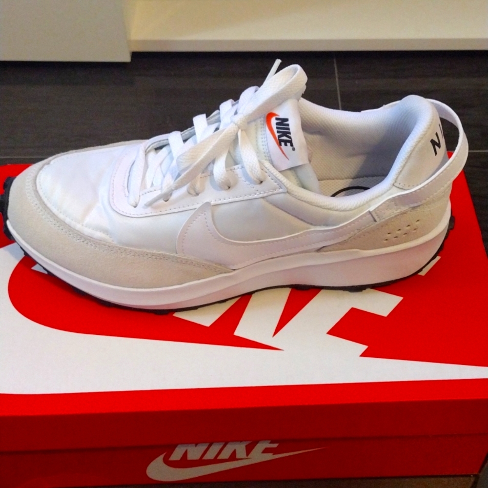 Like new Nike Waffle Debut sz 9.5 white/white